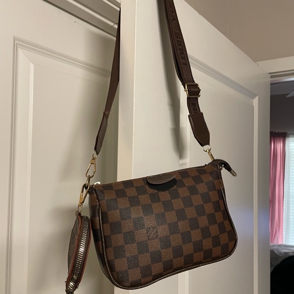 Cross body LV Bag - Picture 5 of 7